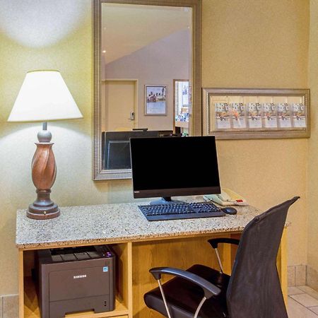 Отель La Quinta By Wyndham Appleton College Avenue Экстерьер фото