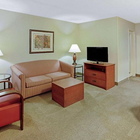 Отель La Quinta By Wyndham Appleton College Avenue Экстерьер фото