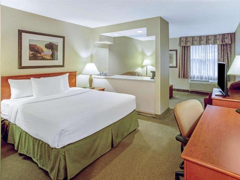 Отель La Quinta By Wyndham Appleton College Avenue Экстерьер фото