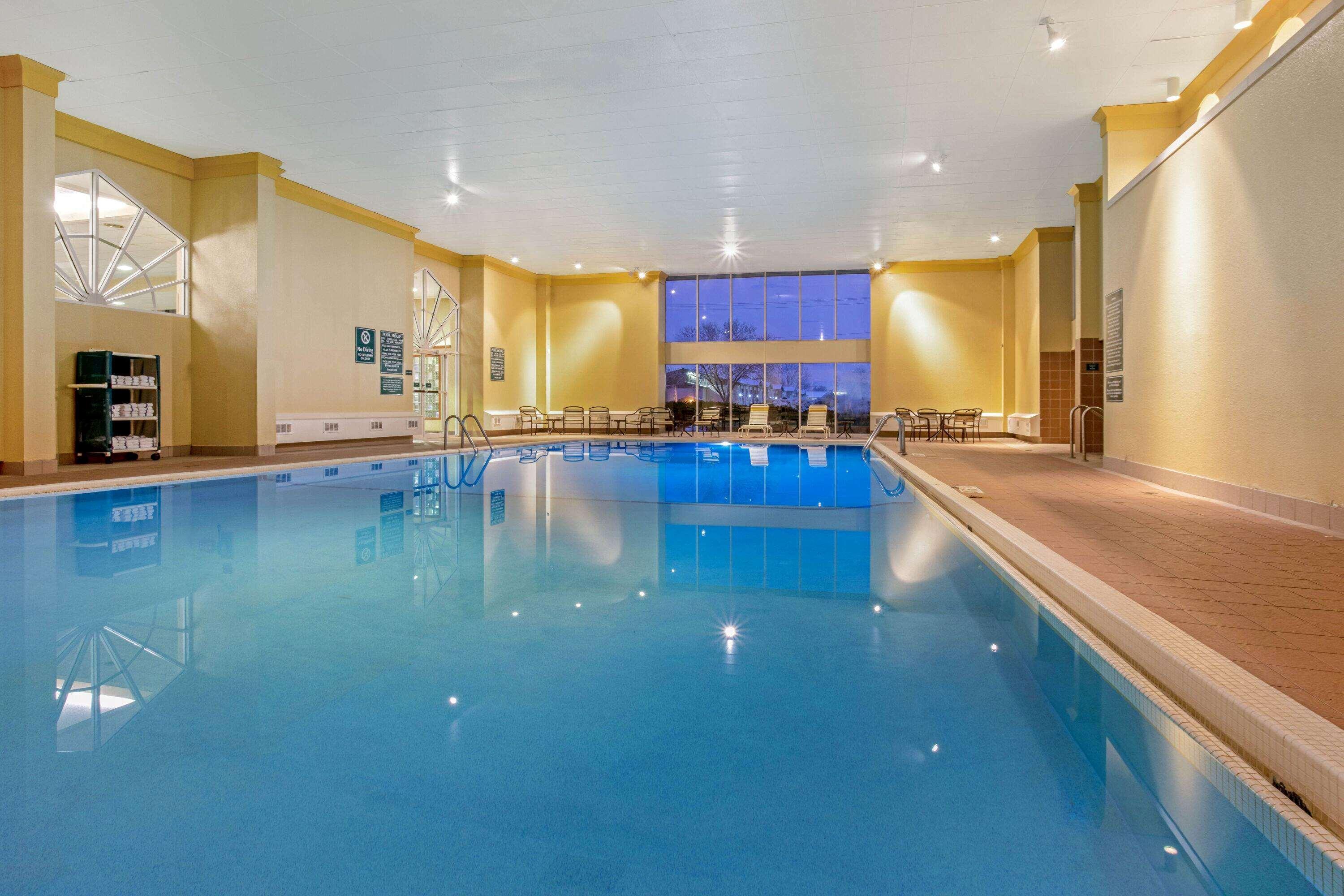 Отель La Quinta By Wyndham Appleton College Avenue Экстерьер фото