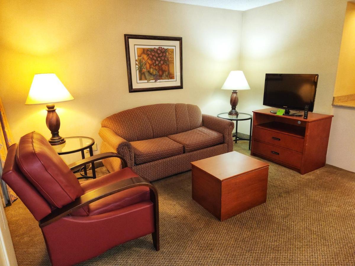 Отель La Quinta By Wyndham Appleton College Avenue Экстерьер фото