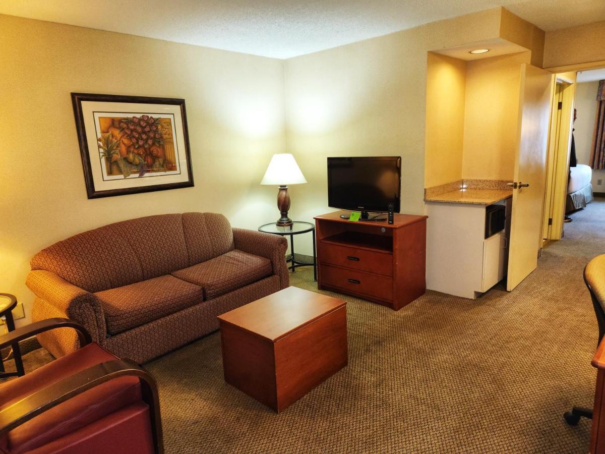 Отель La Quinta By Wyndham Appleton College Avenue Экстерьер фото