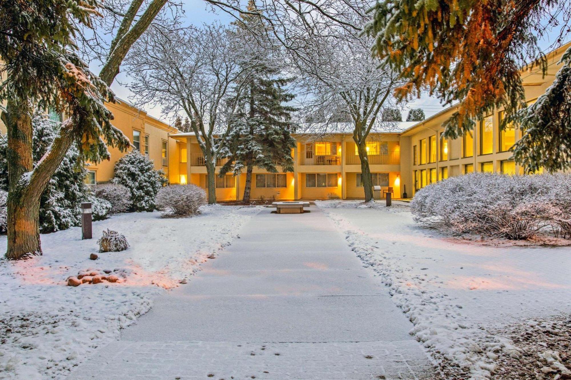Отель La Quinta By Wyndham Appleton College Avenue Экстерьер фото