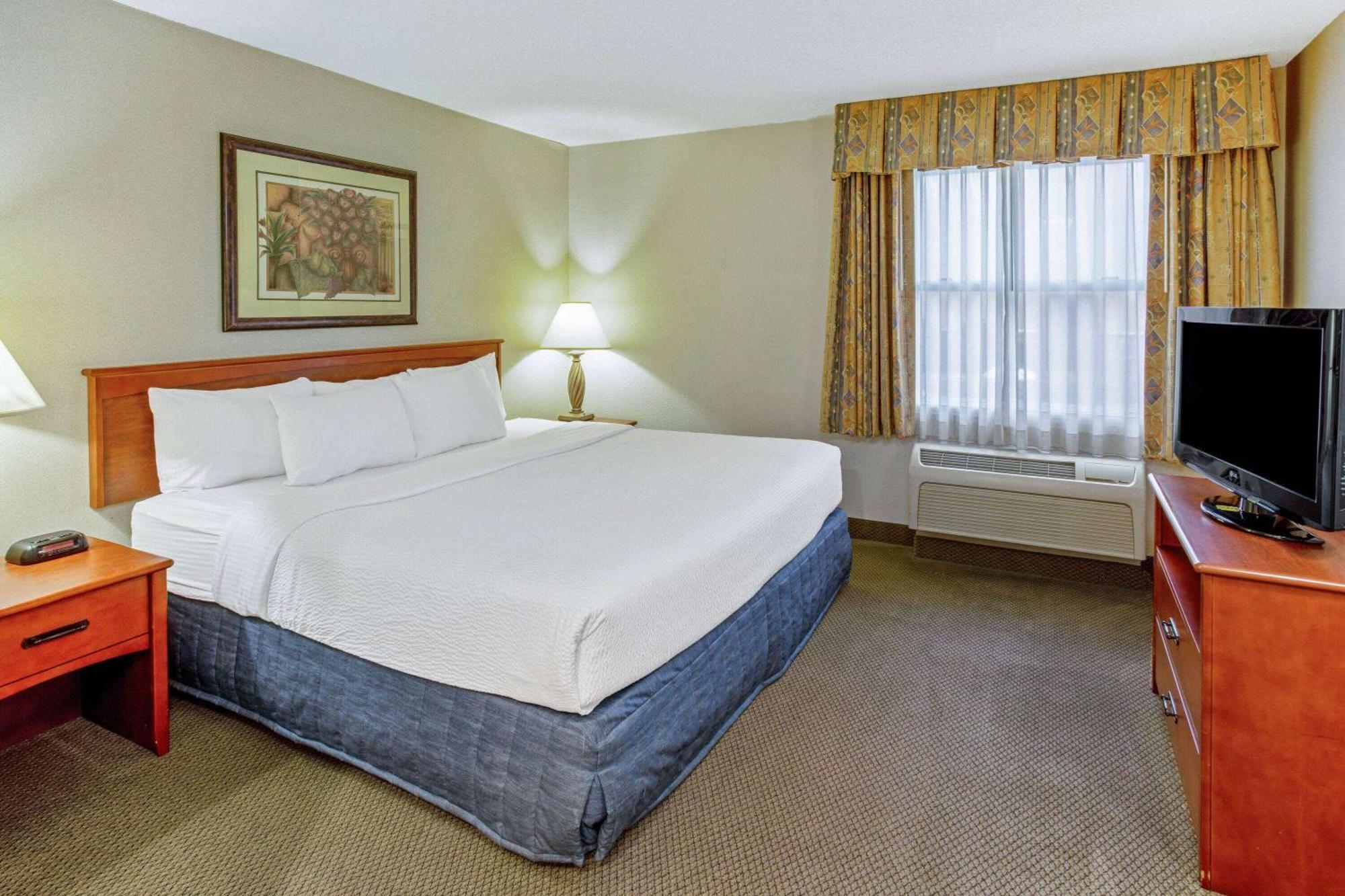 Отель La Quinta By Wyndham Appleton College Avenue Экстерьер фото